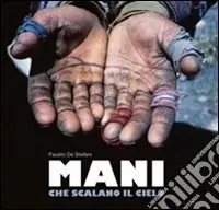 Mani che scalano il cielo. Ediz. italiana e iglese Occasione